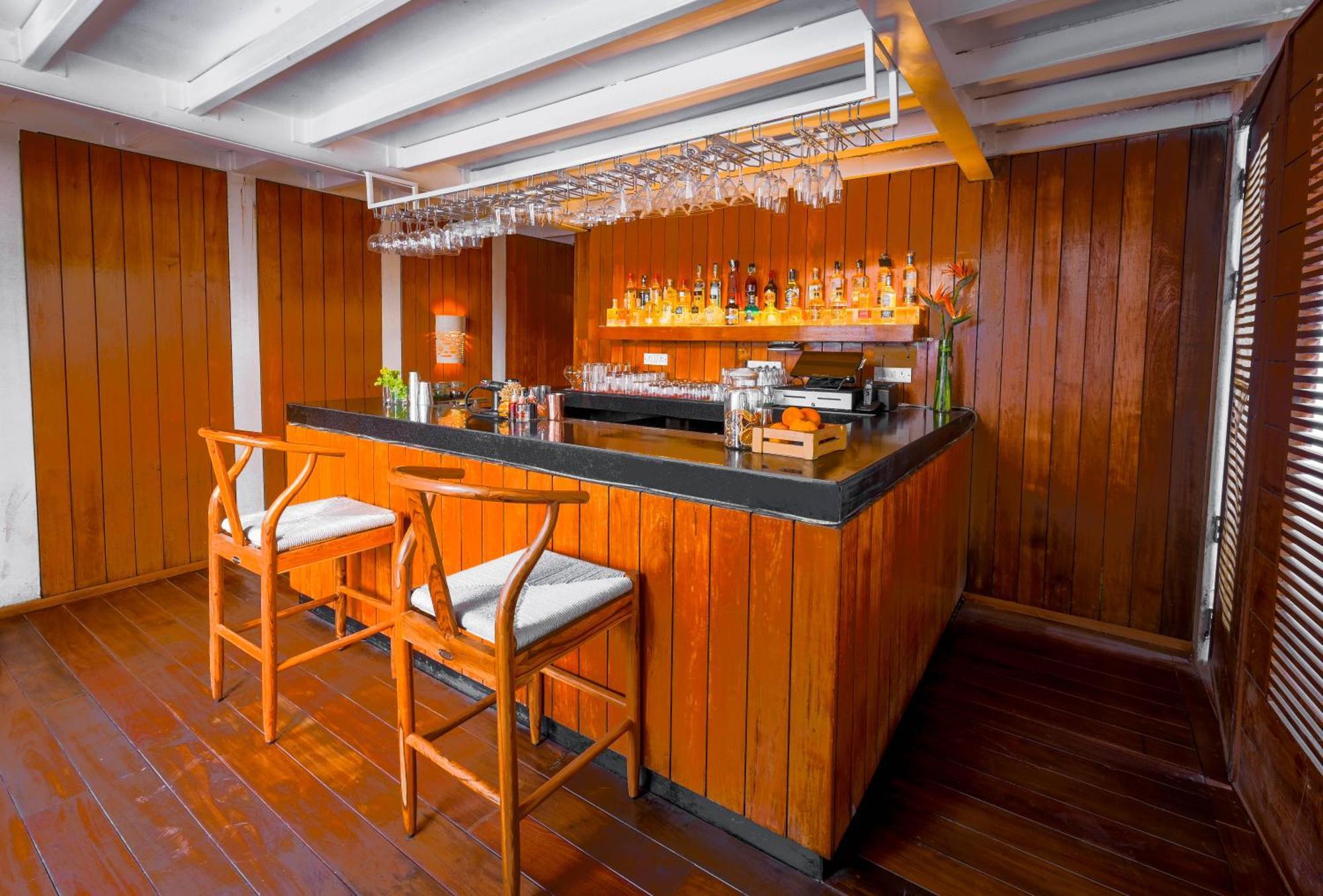 The Park Bangalore, Mg Road Kültér fotó The bar on board