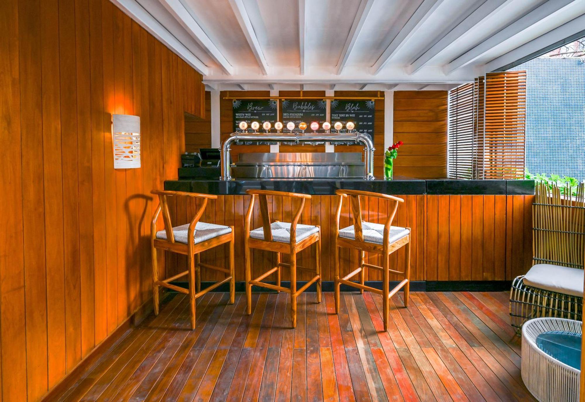 The Park Bangalore, Mg Road Kültér fotó The bar at the 19th floor