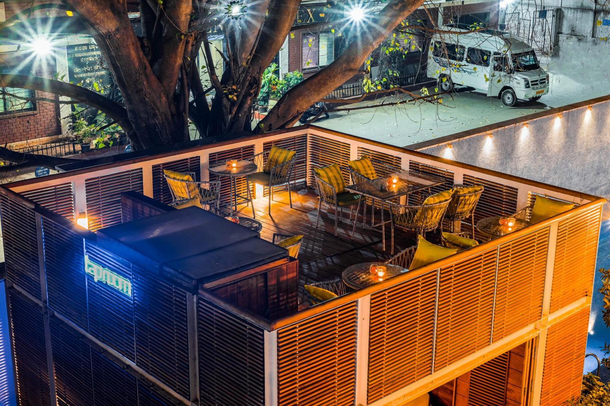 The Park Bangalore, Mg Road Kültér fotó The patio at the restaurant